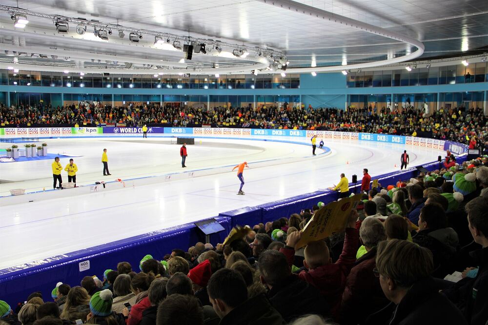 Volle tribunes rond de ijsbaan van Thialf tijdens een schaatswedstrijd in Heerenveen