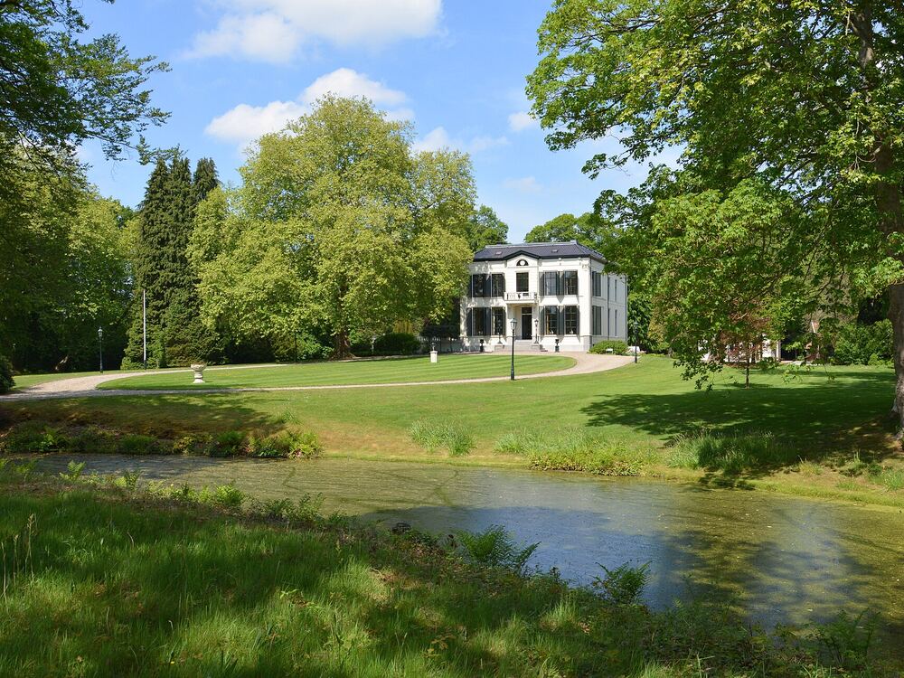 Landgoed Klein Jagtlust tussen de bomen en waterpartijen van de parkbossen van Oranjewoud